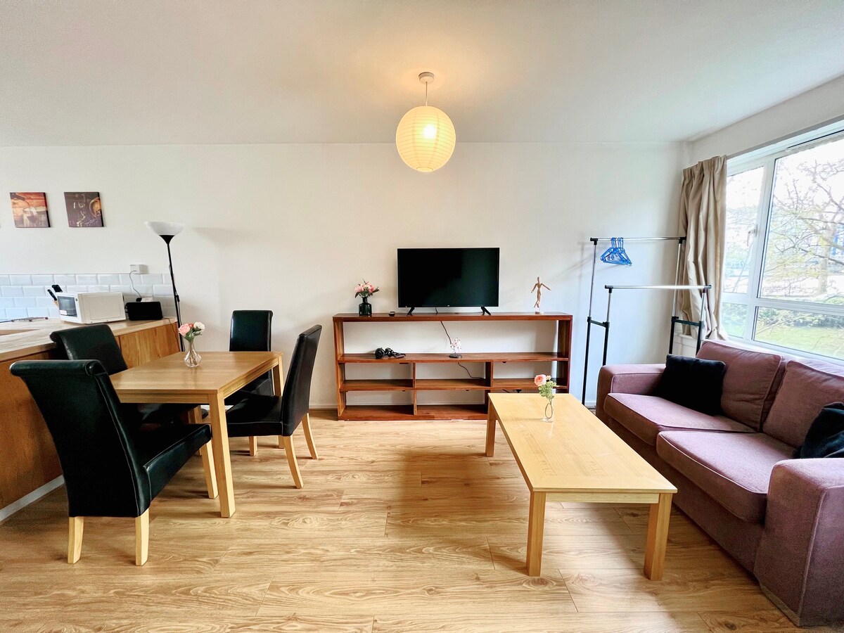 W4. Double Room with TV and Balcony in Centre