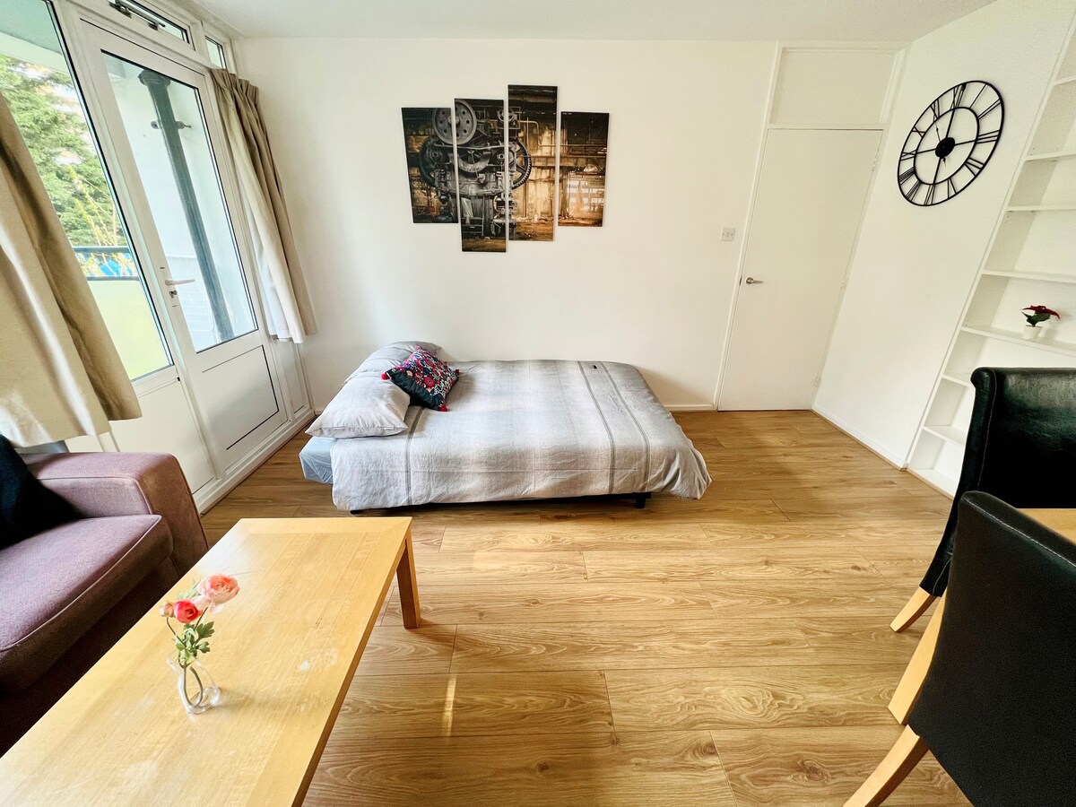 W4. Double Room with TV and Balcony in Centre