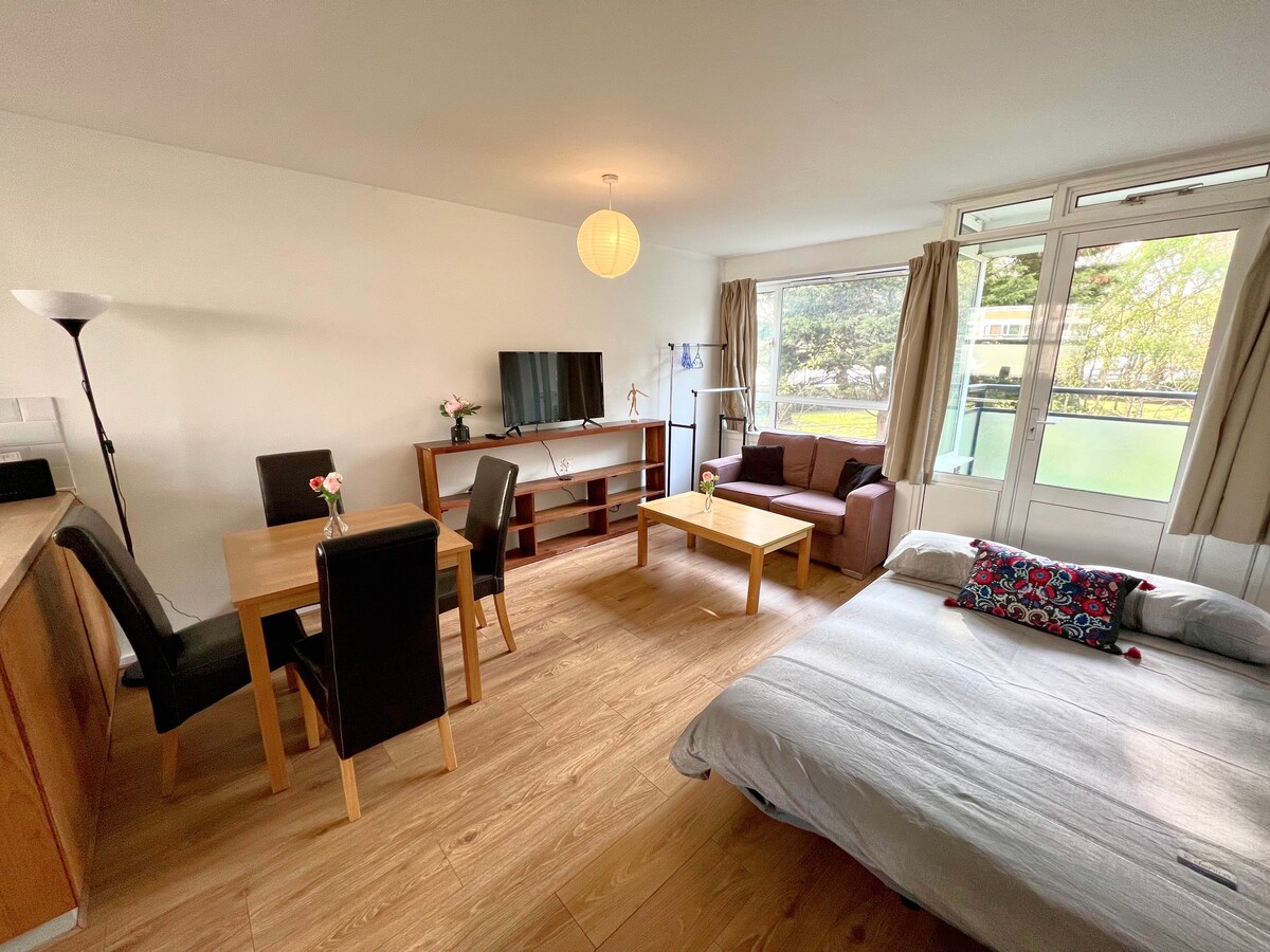 W4. Double Room with TV and Balcony in Centre