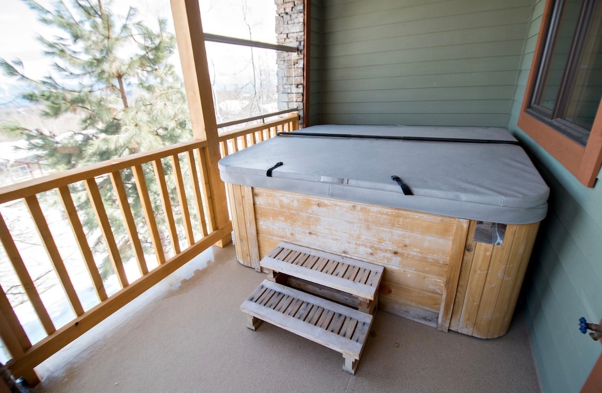 Sullivan Stone, Ski in/Ski Out Condo-hot tub &Golf