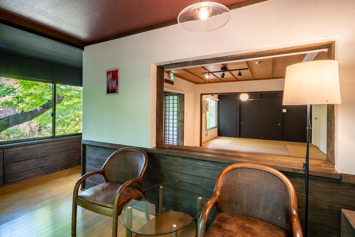 私人出租别墅，设有宽敞的日式客房、俯瞰树木的阳光房和室外露台