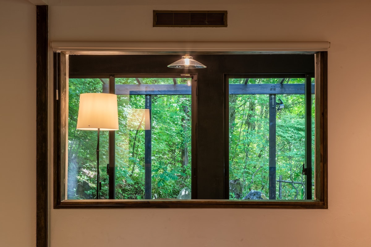 私人出租别墅，设有宽敞的日式客房、俯瞰树木的阳光房和室外露台