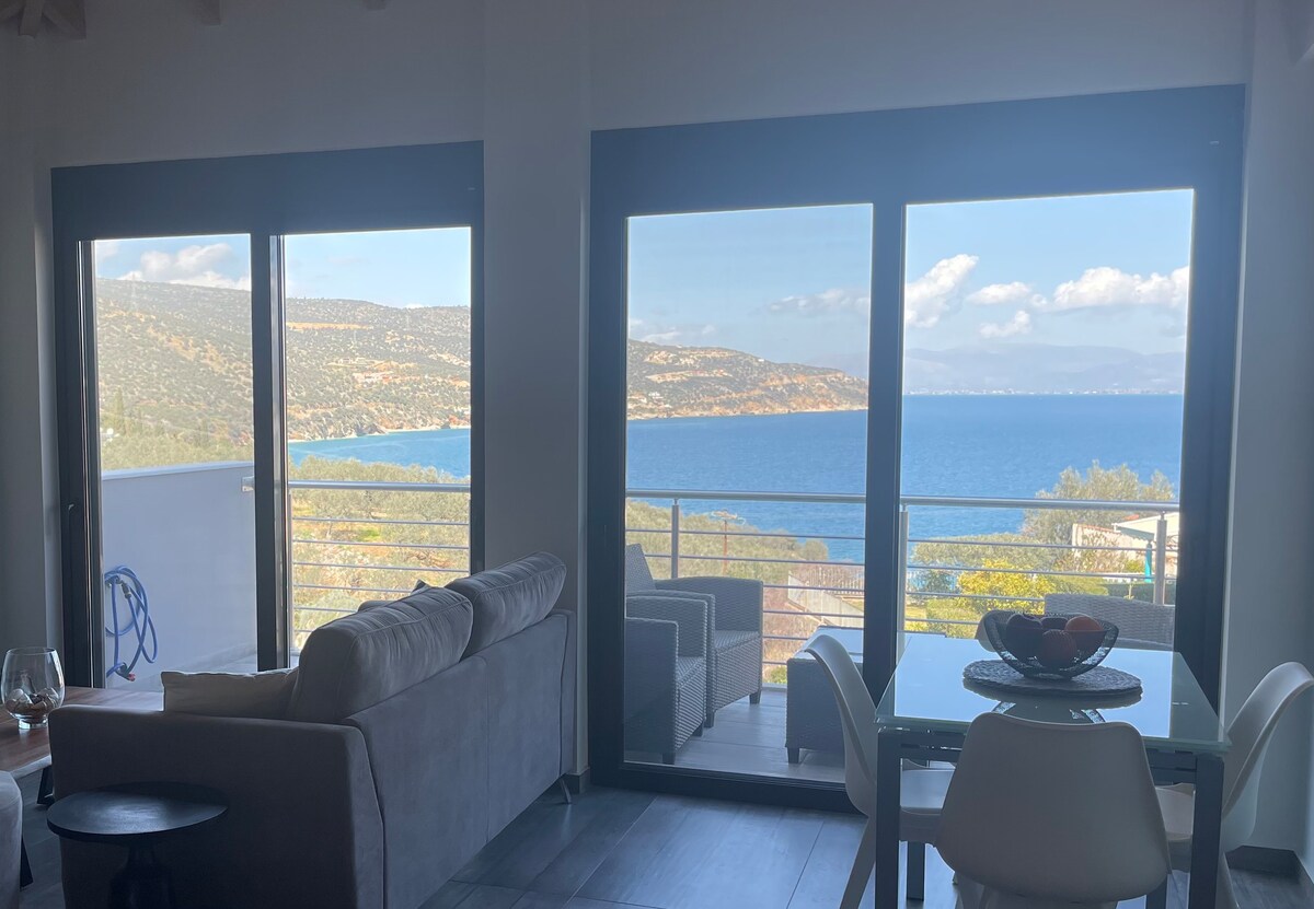 Hellenic Escapes: Modern 2-Bedroom with Sea Views