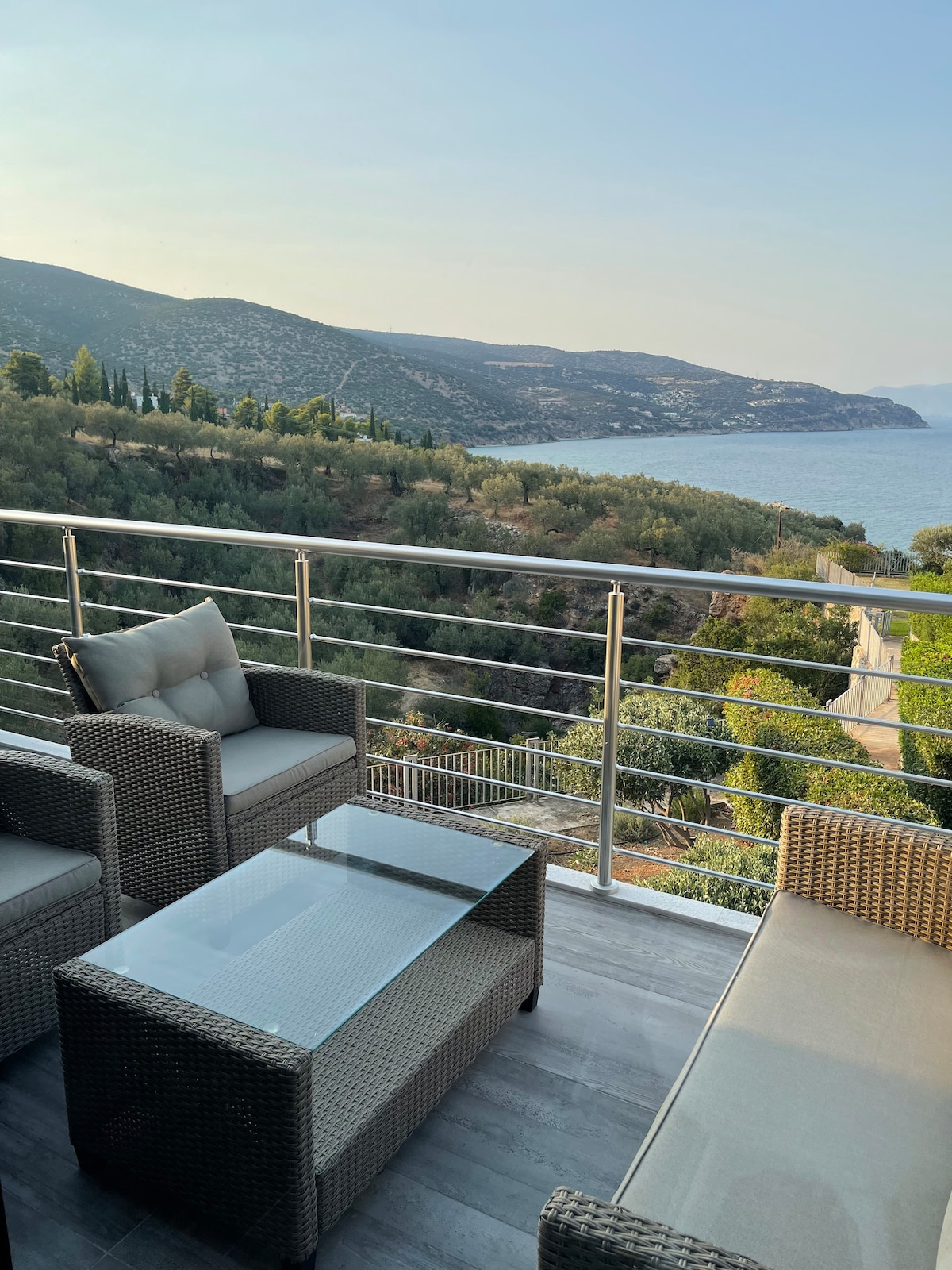 Hellenic Escapes: Modern 2-Bedroom with Sea Views