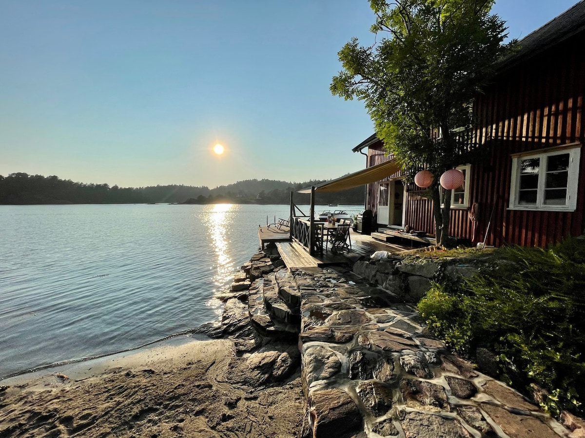 Hytte ved sjøen med privat strand og brygge