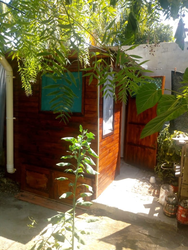 Eco-casa con techo verde y baño seco