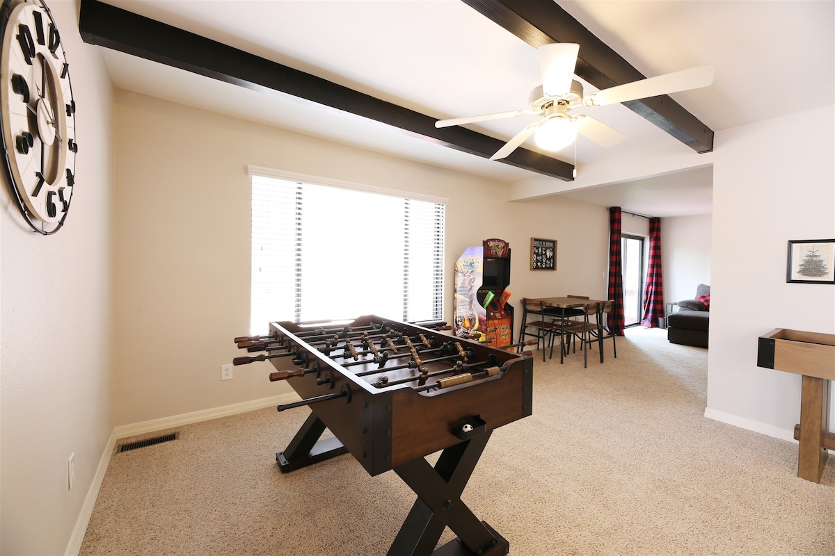 Less than 2 miles from lake & golfing! Games &More