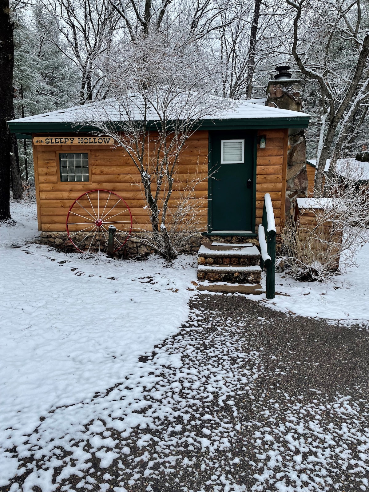 Sleepy Hollow- Cozy Studio Cabin for 4