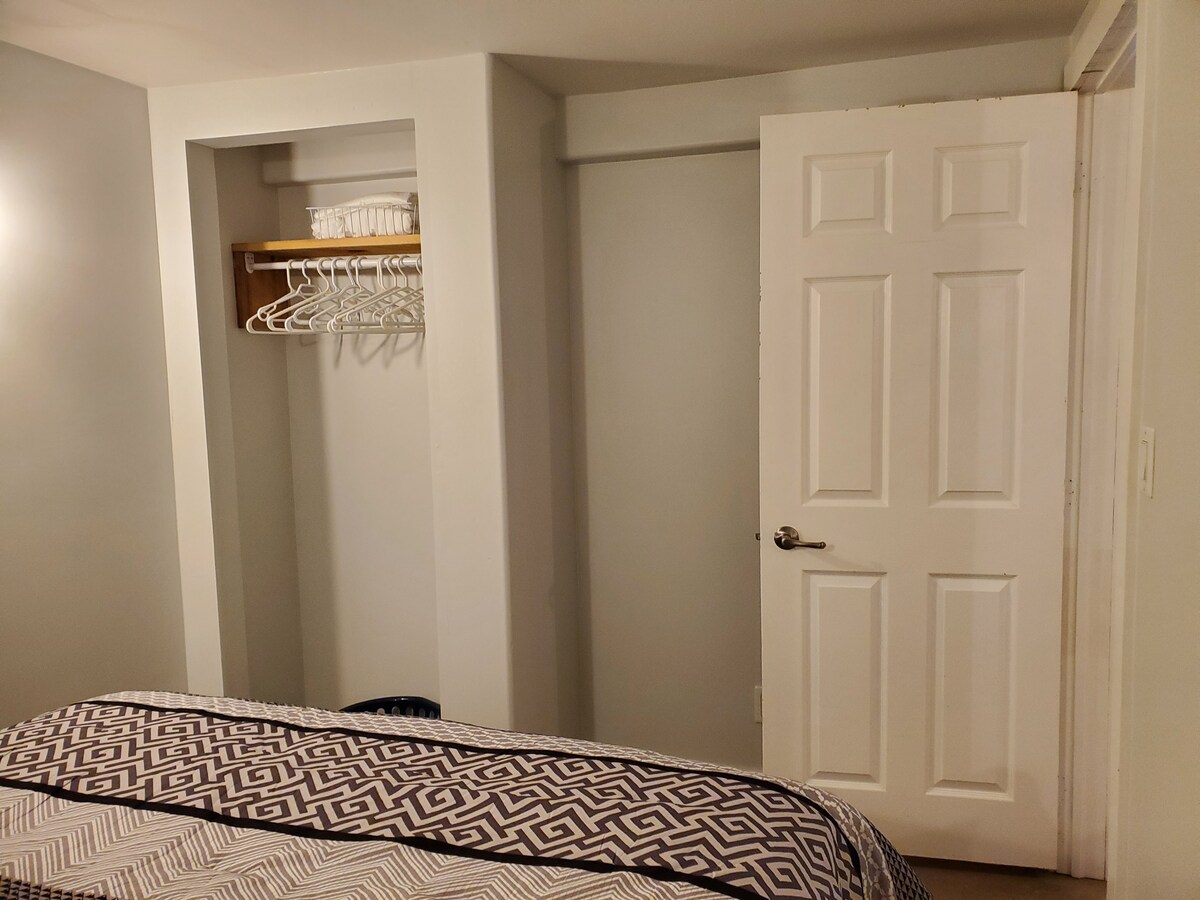 可爱舒适时尚的单卧室地下室公寓。