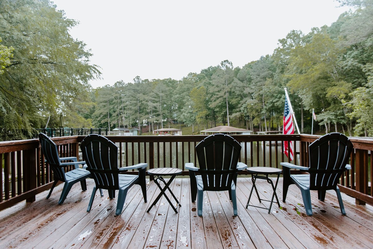 加斯顿湖（ Lake Gaston ）安静的海湾有船舶升降机！