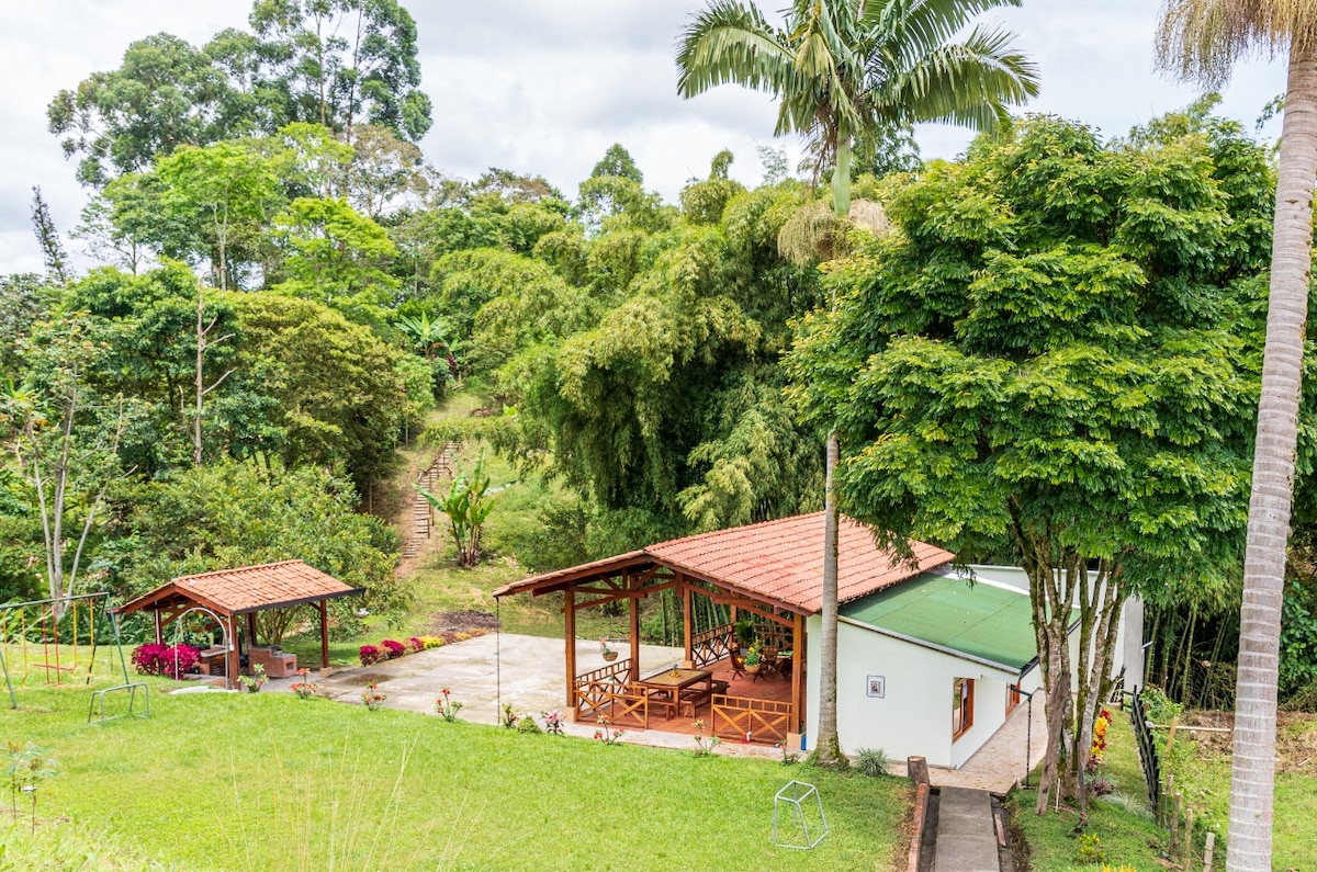 Agradable cabaña con jacuzzi a 12 min de pereira