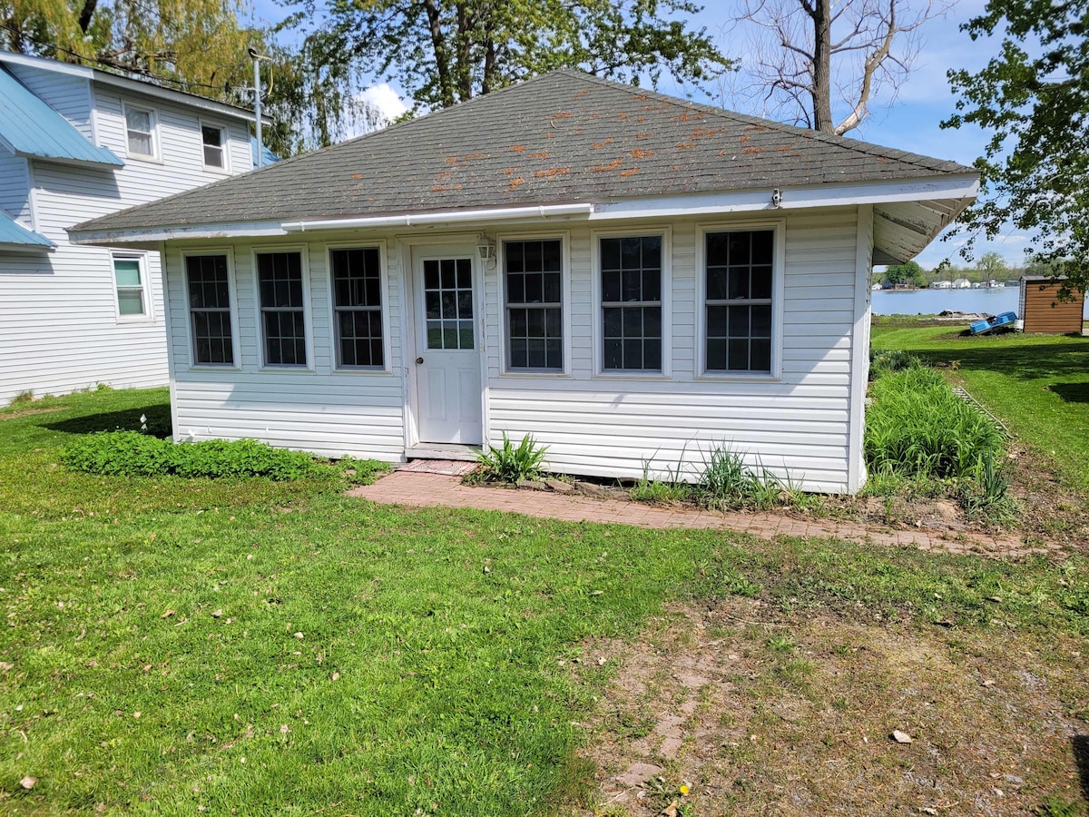 Cute 1 bedroom Cottage lakeside