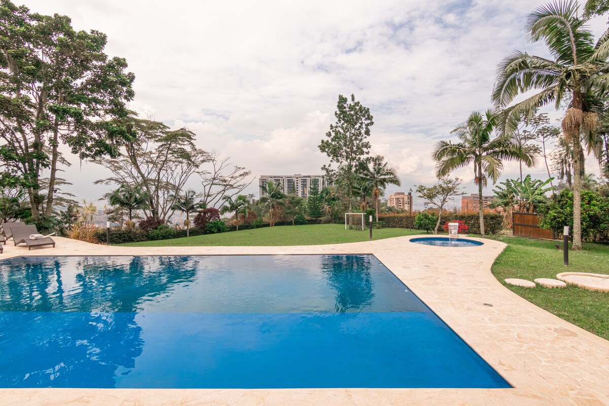 La Oculta Luxury Mansion / Pool & Jacuzzi