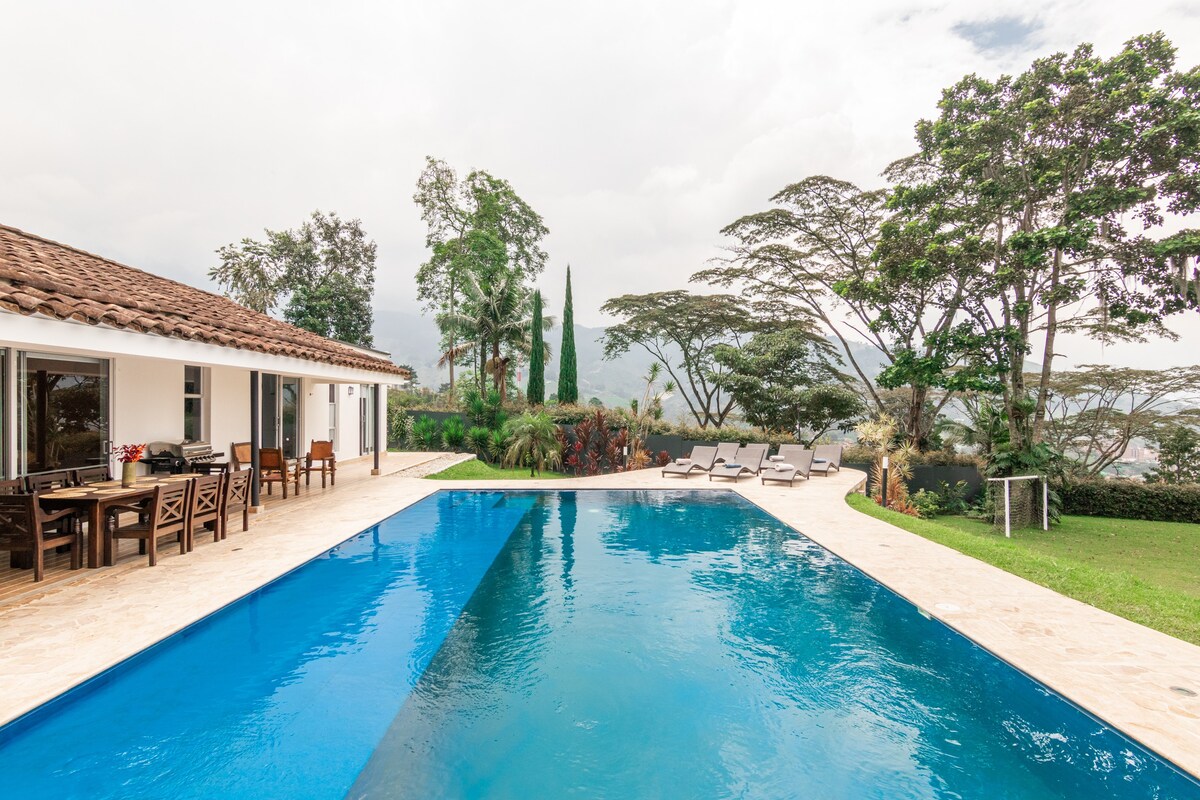 La Oculta Luxury Mansion / Pool & Jacuzzi