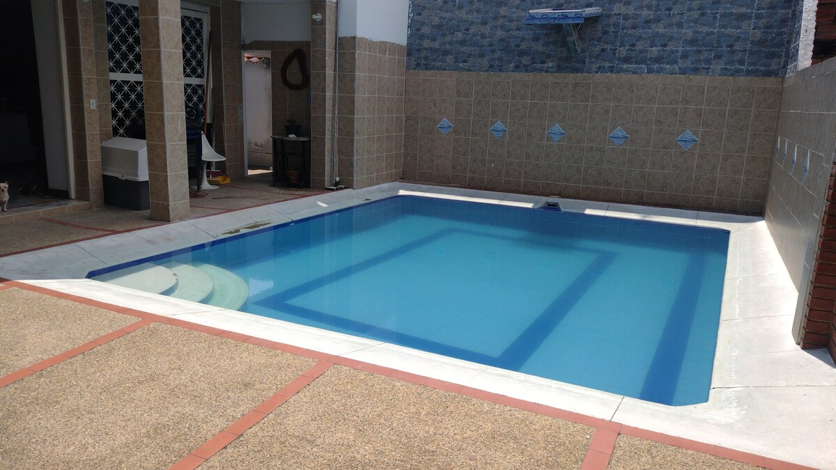 炎热天气的舒适房源，带私人泳池