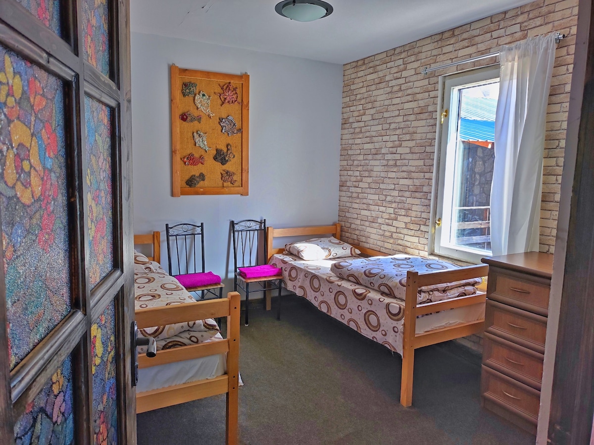 塞万湖（ Lake Sevan ）两间卧室，可容纳四人的舒适空间