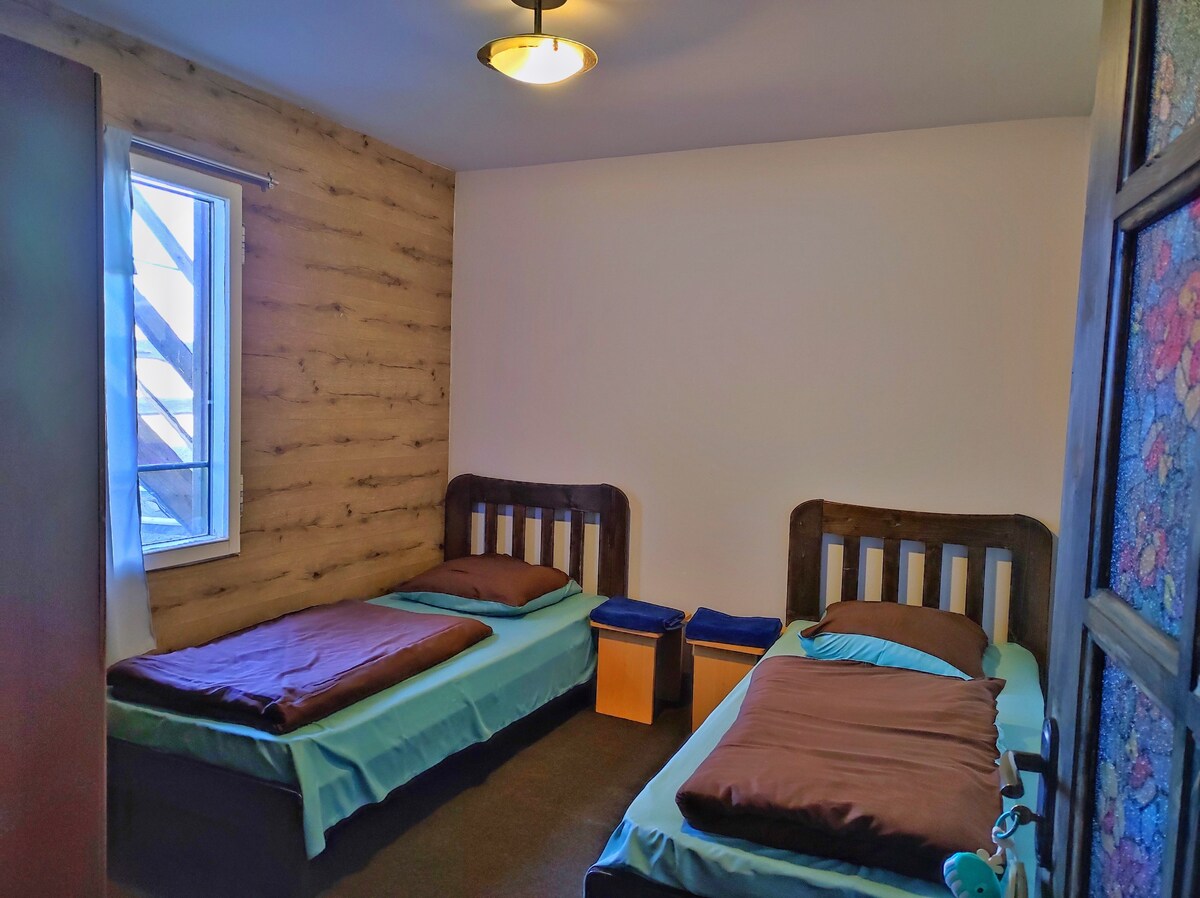 塞万湖（ Lake Sevan ）两间卧室，可容纳四人的舒适空间