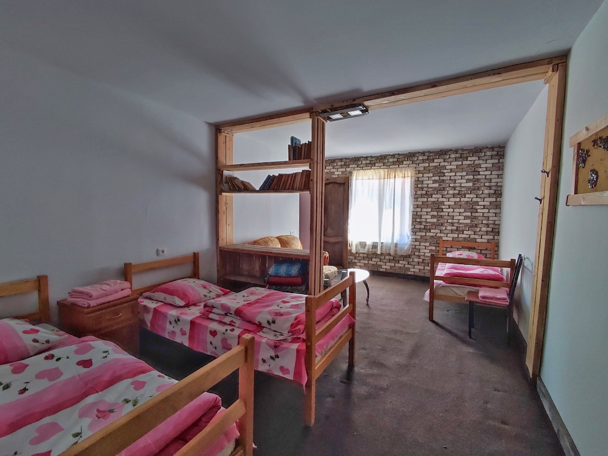 位于塞万湖（ Lake Sevan ）岸边的舒适空间，适合三人入住