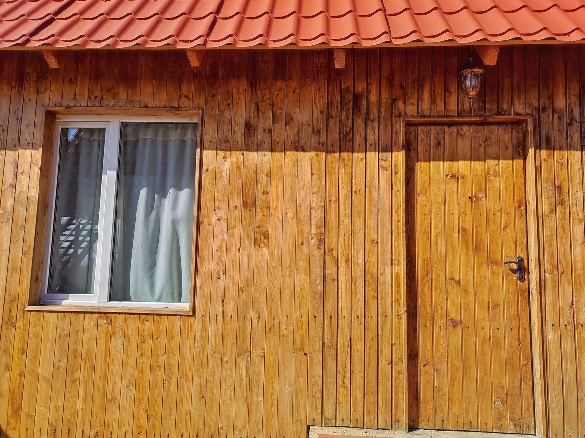 位于塞万湖（ Lake Sevan ）岸边的舒适空间，适合三人入住