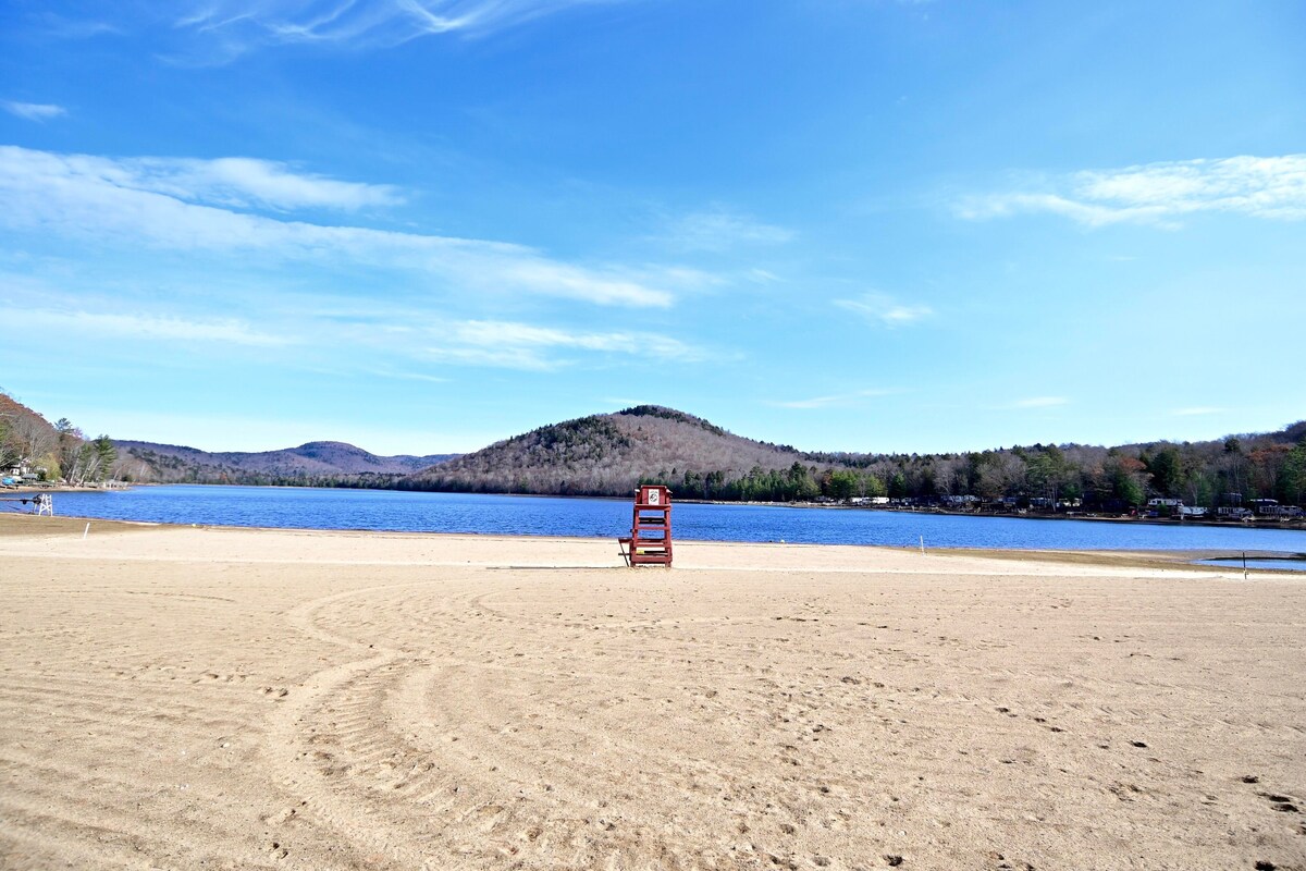 ADK VACATION RENTAL WALKING DISTANCE TO PINE LAKE