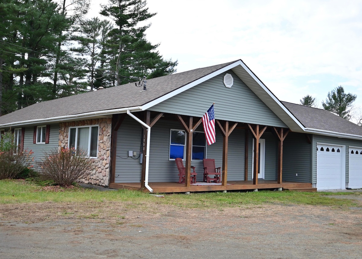 ADK VACATION RENTAL WALKING DISTANCE TO PINE LAKE