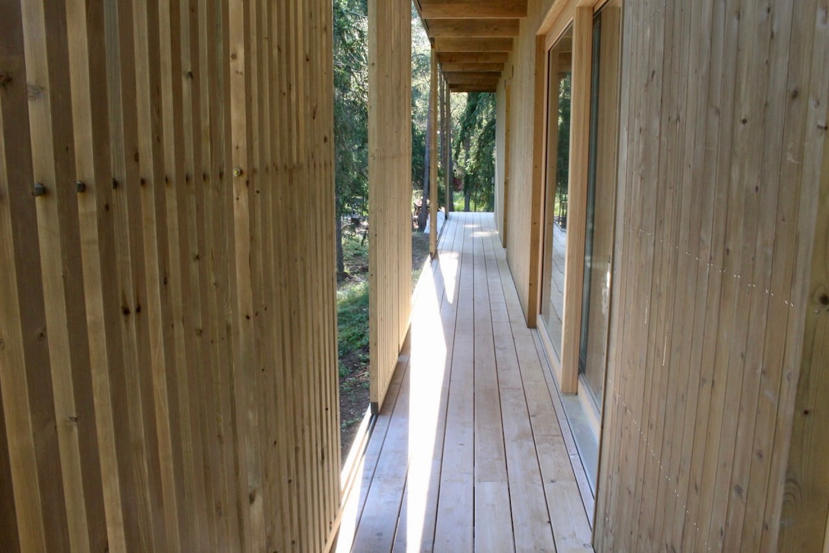位于群岛森林中的新建建筑师设计的房子。