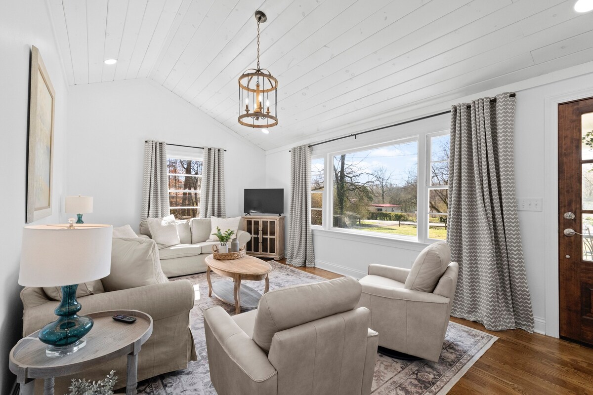 Cozy White Cottage, luxury amenities, walk to Univ