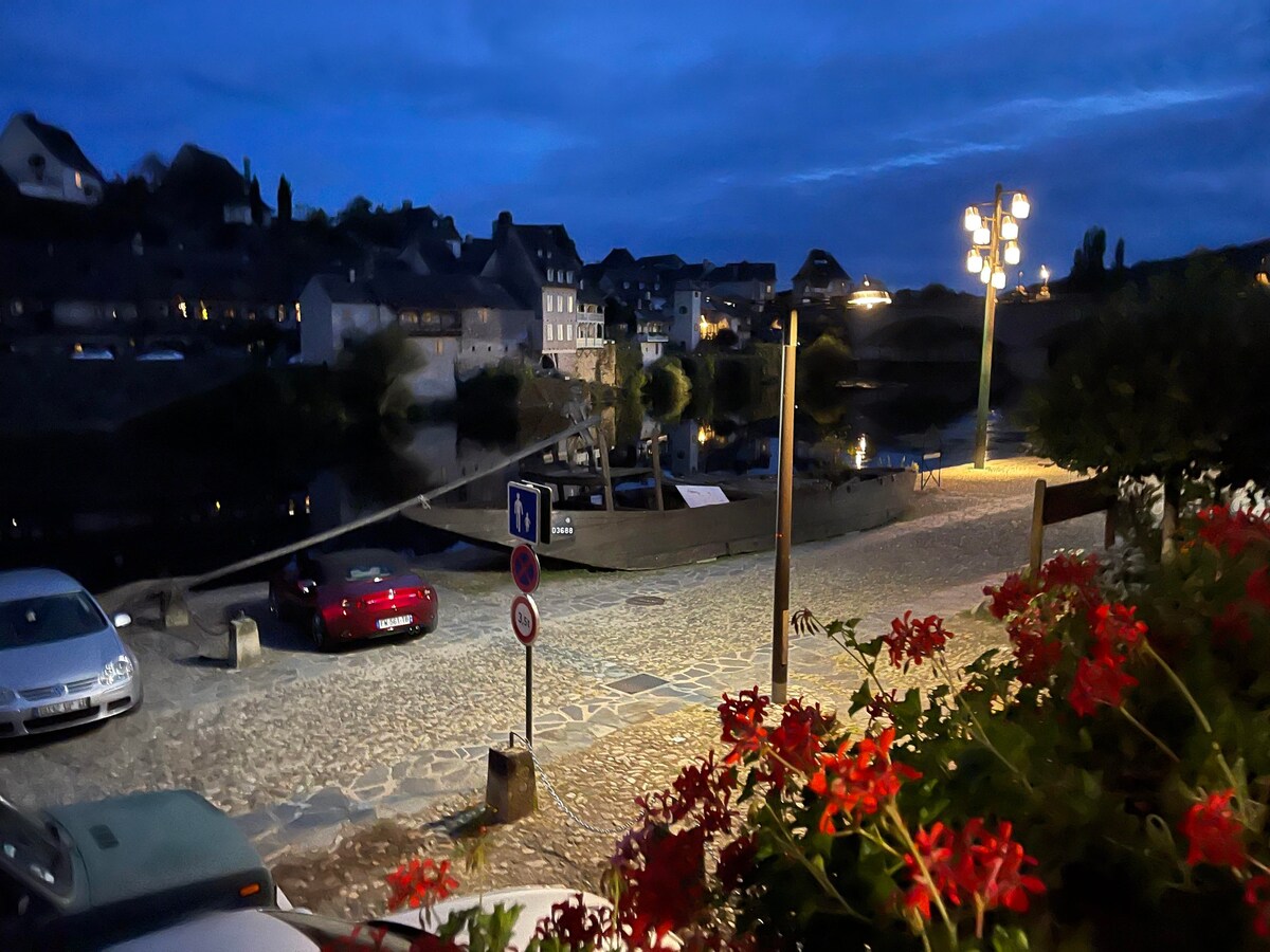 Maison en pierre sur les Quais de la Dordogne