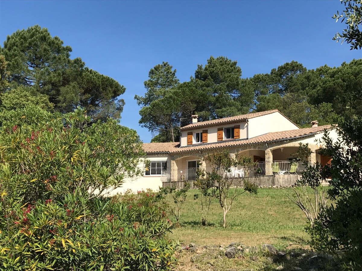 Villa provençale avec piscine en pleine nature