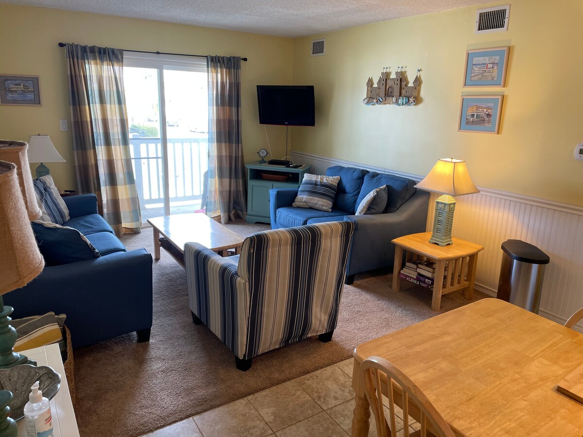 2 BR Condo w/Pool - Steps from Beach and Boardwalk