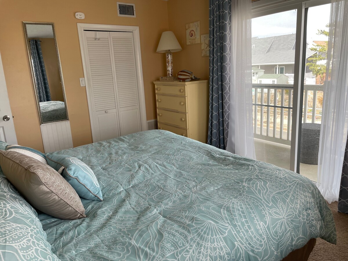 2 BR Condo w/Pool - Steps from Beach and Boardwalk