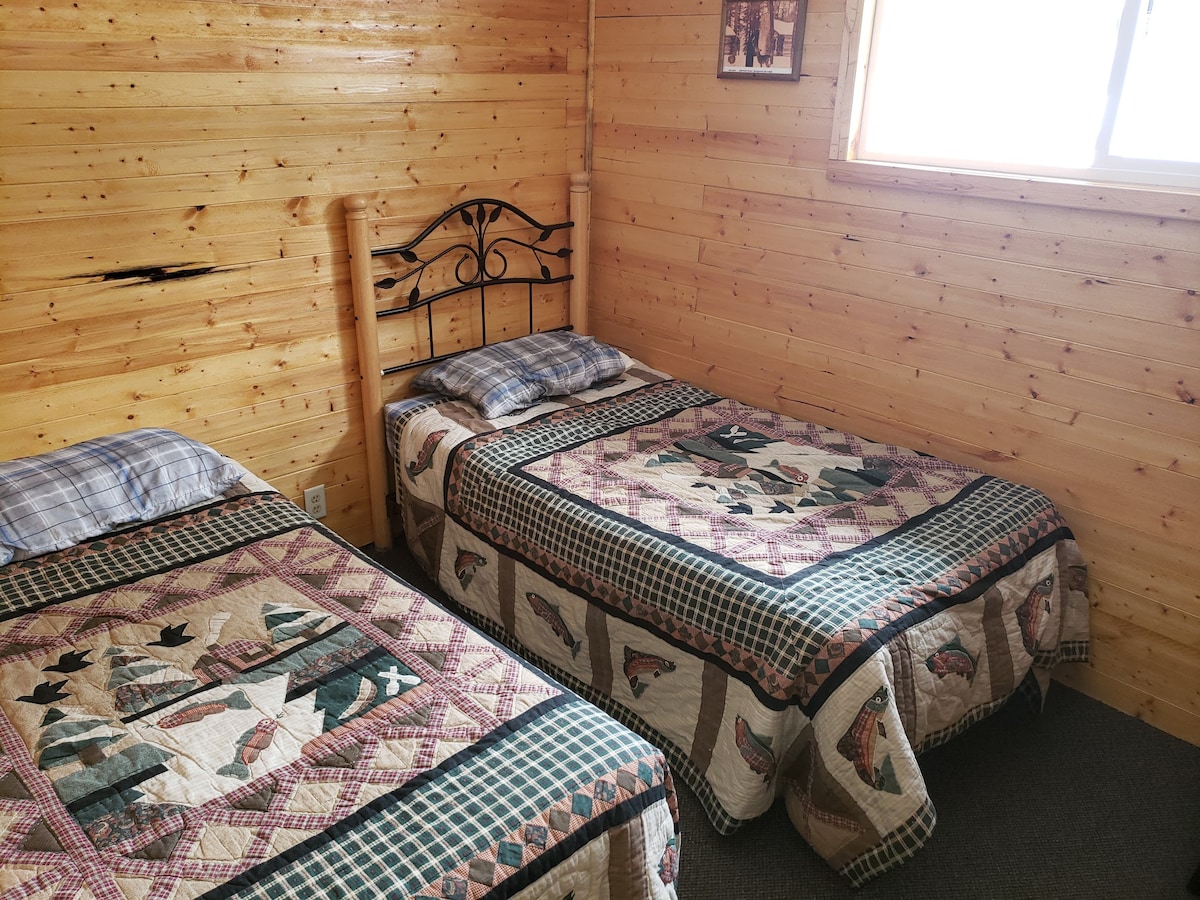 安静的2卧室装修小木屋，配有火坑。