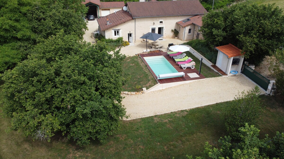 Maison familiale en pierre avec piscine