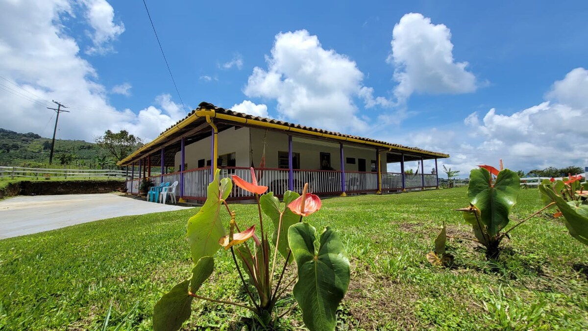 Hermosa casa de campo en las montañas colombianas