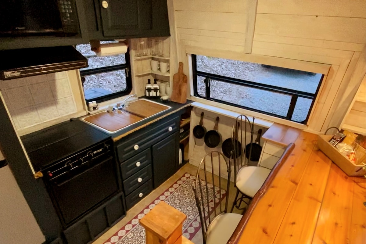 Tiny Home/RV, Hot Tub, Fire pit