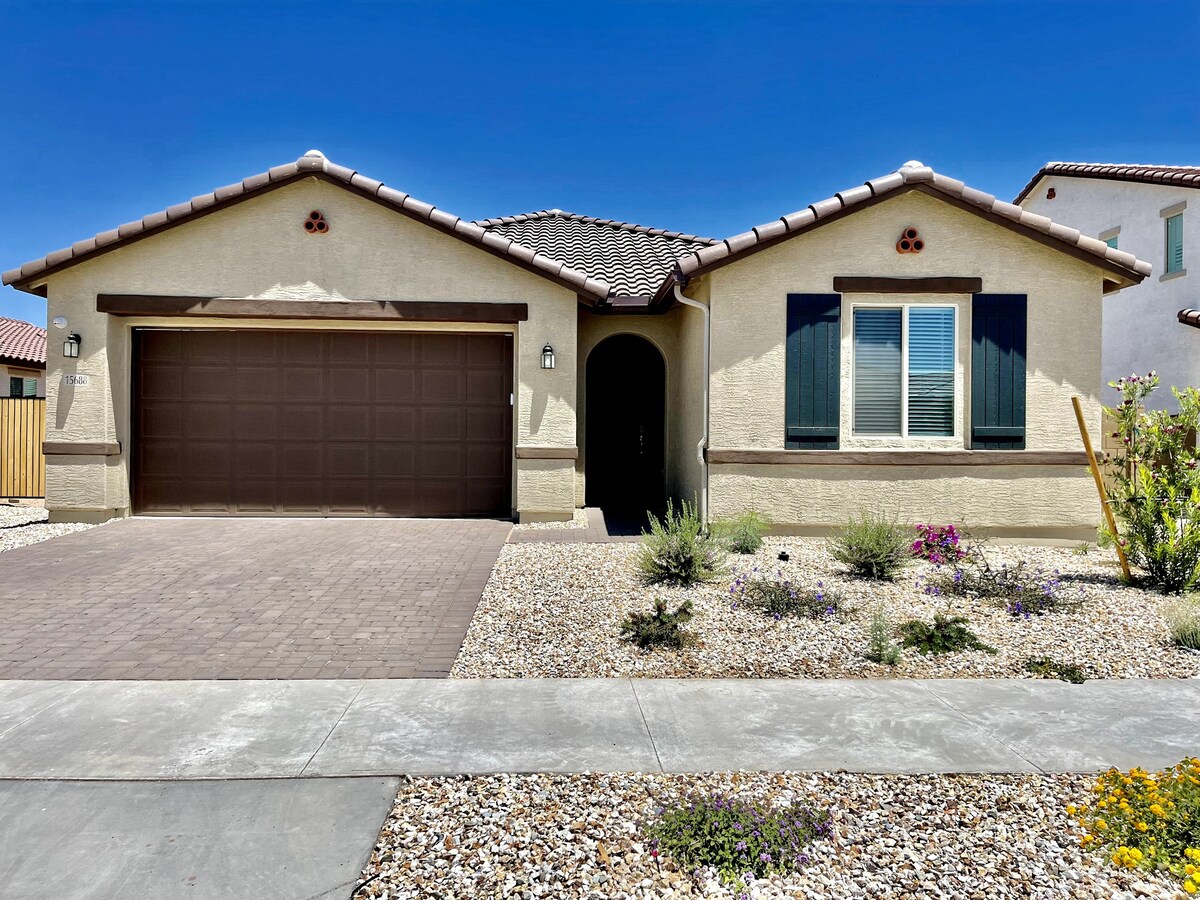 Beautiful/Spacious newer home in Goodyear