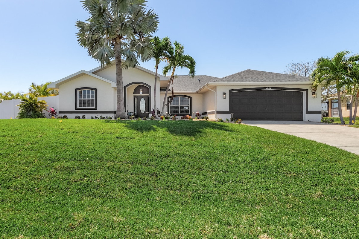PARADISE COVE- Spacious Canal Home w/htd Pool!