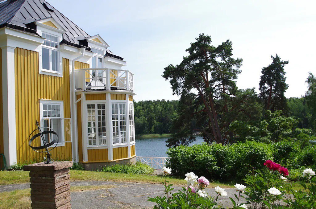 EXCLUSIVE WATERFRONT VILLA 40 MIN FROM STOCKHOLM