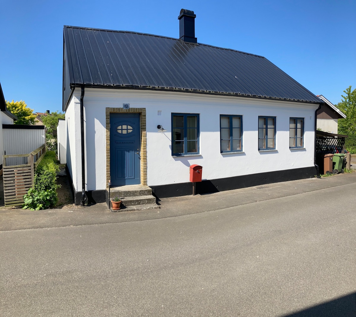 位于Österlen市中心Borrby的舒适街头别墅