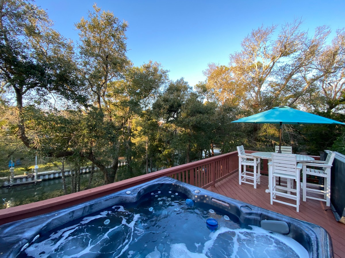 Close to Beach Cottage, Huge Deck, Hot Tub, Canal!