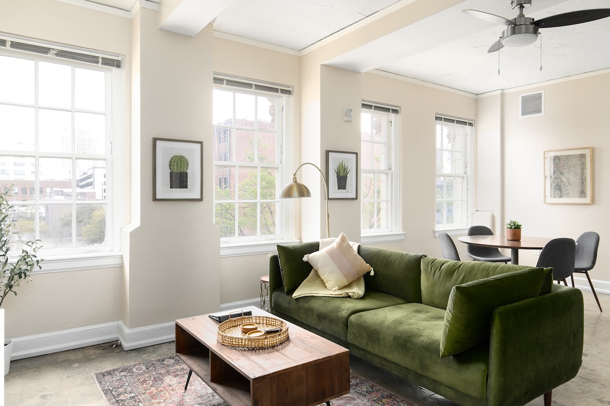 Chic Historic Apt—King bed—Long stay discounts