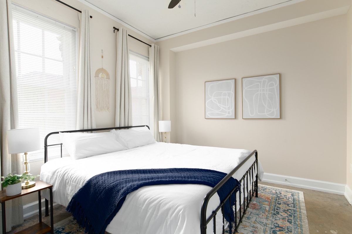 Chic Historic Apt—King bed—Long stay discounts