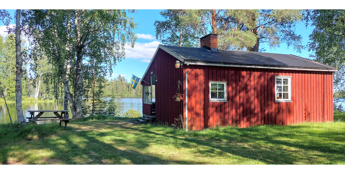 Mysig liten stuga vid sjön