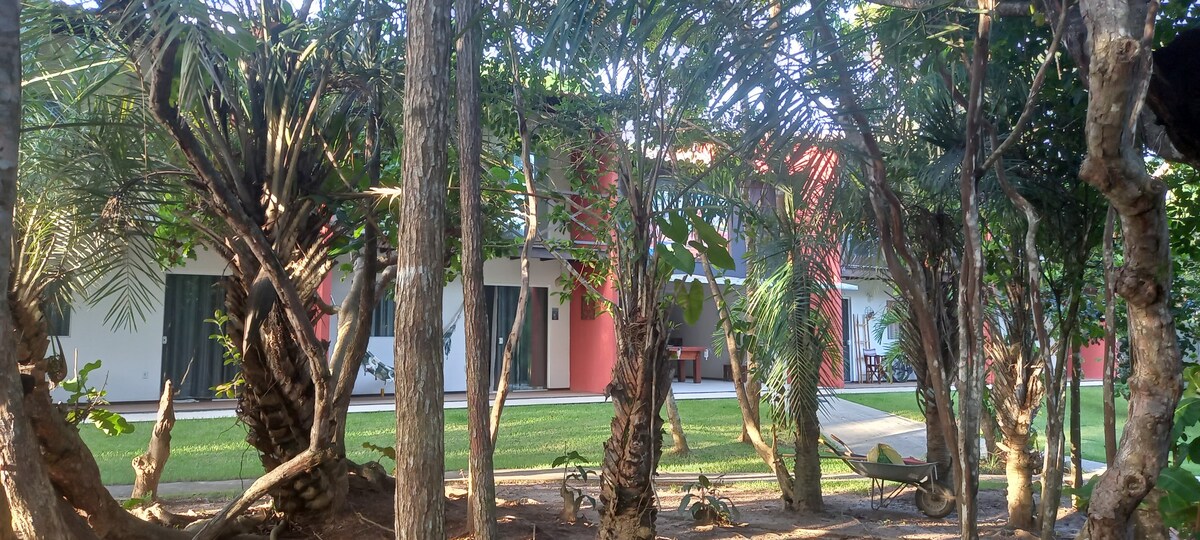 Casinha na floresta com varanda e piscina