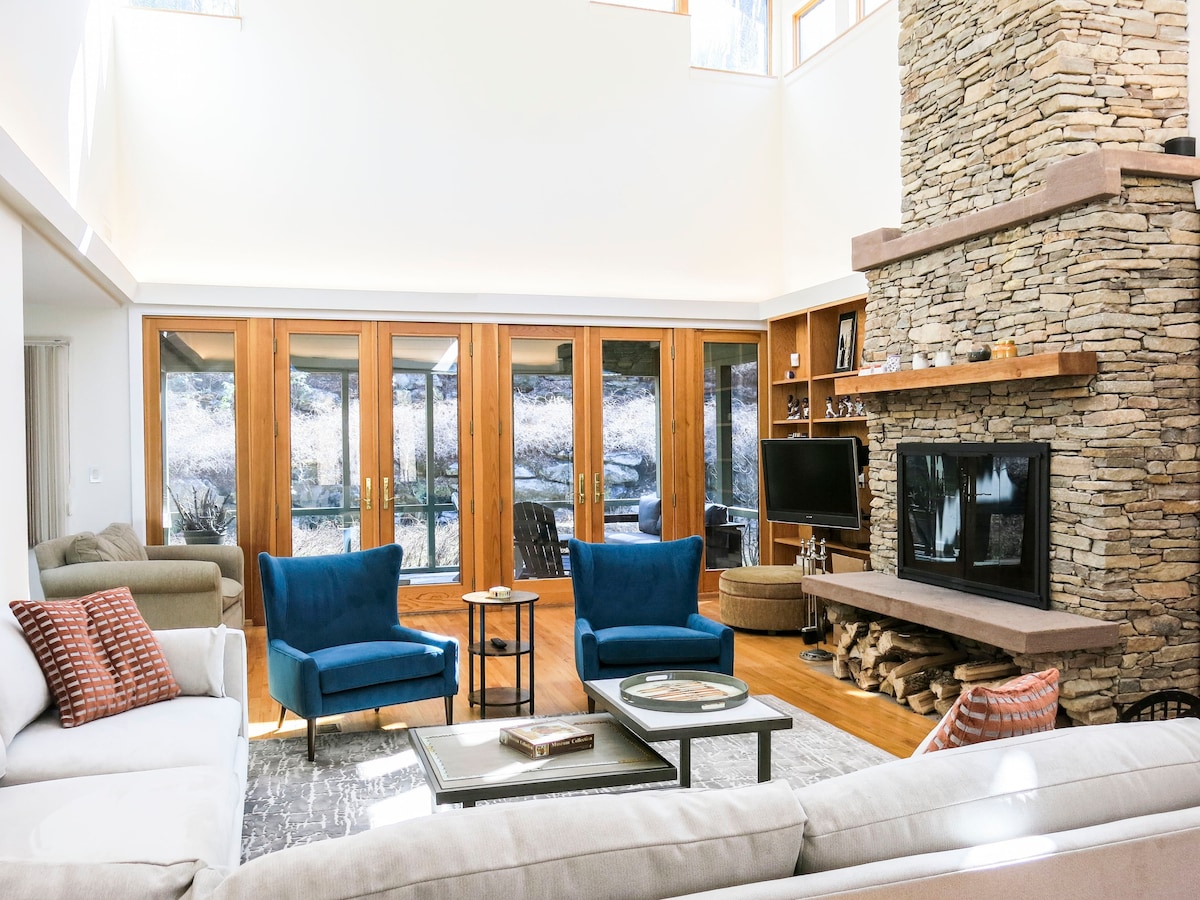 4BR Berkshires home w/ fireplace & screened porch