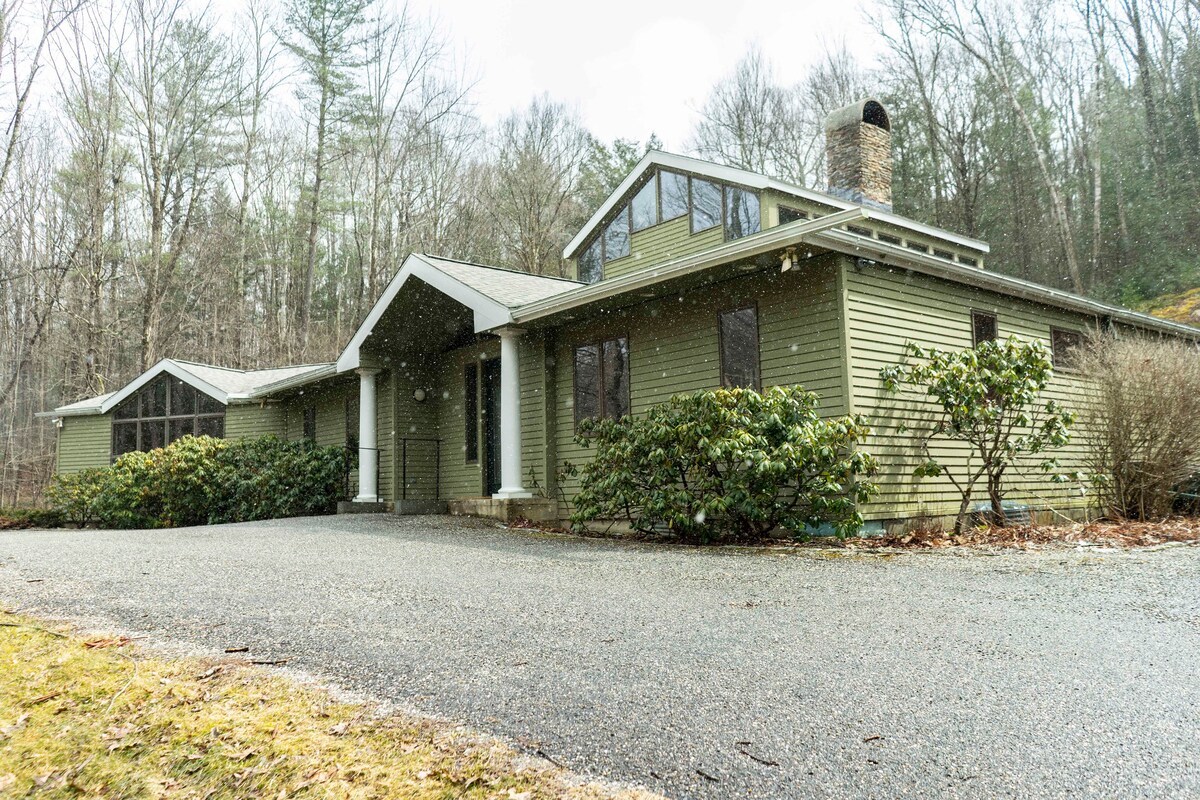 4BR Berkshires home w/ fireplace & screened porch