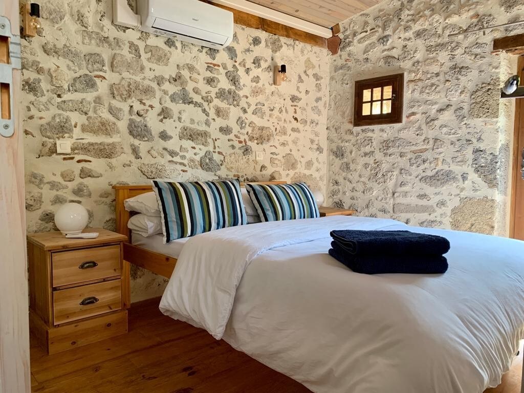 Stylish 2 bedroom cottage with courtyard & pool