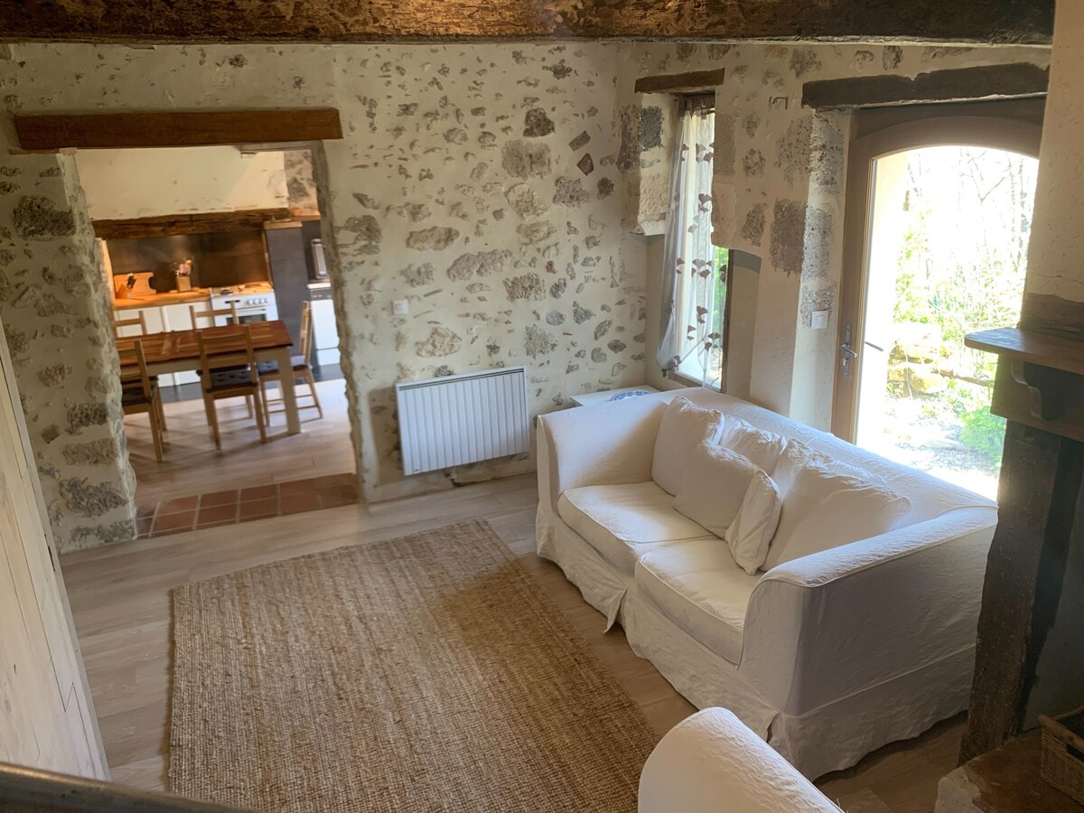 Stylish 2 bedroom cottage with courtyard & pool