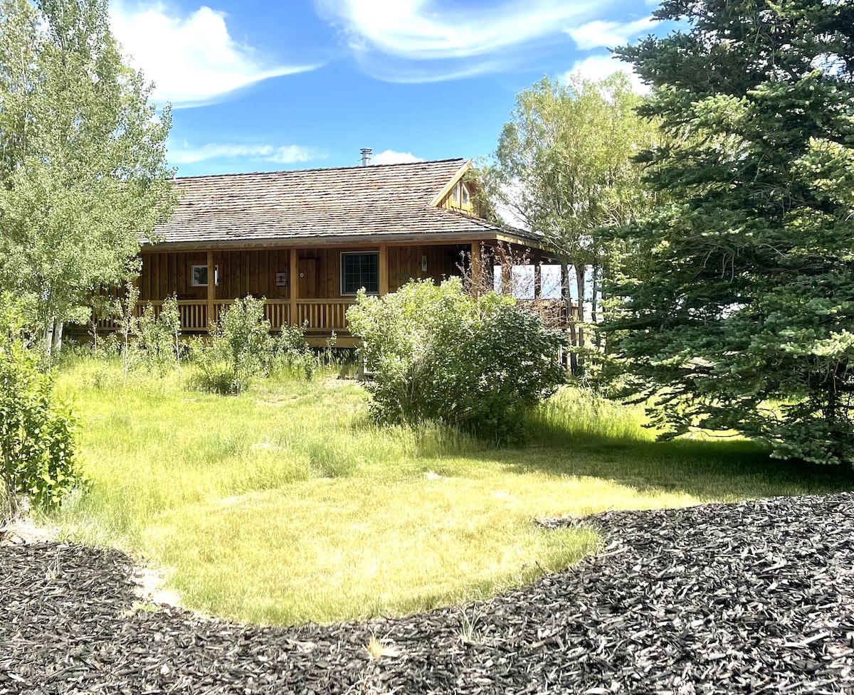 Cute, rustic 3 bedroom cabin with mountain views.