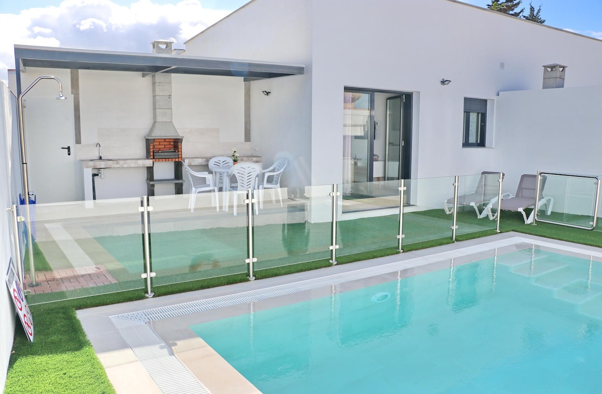 Conil 1 Saltwater Pool House